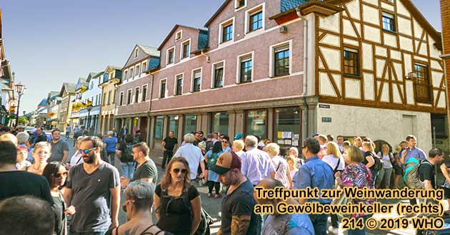 Die Teilnehmer an der Weinwanderung treffen sich vor dem Gew�lbeweinkeller an der Ecke Liebfrauenstr. / Holzgasse.